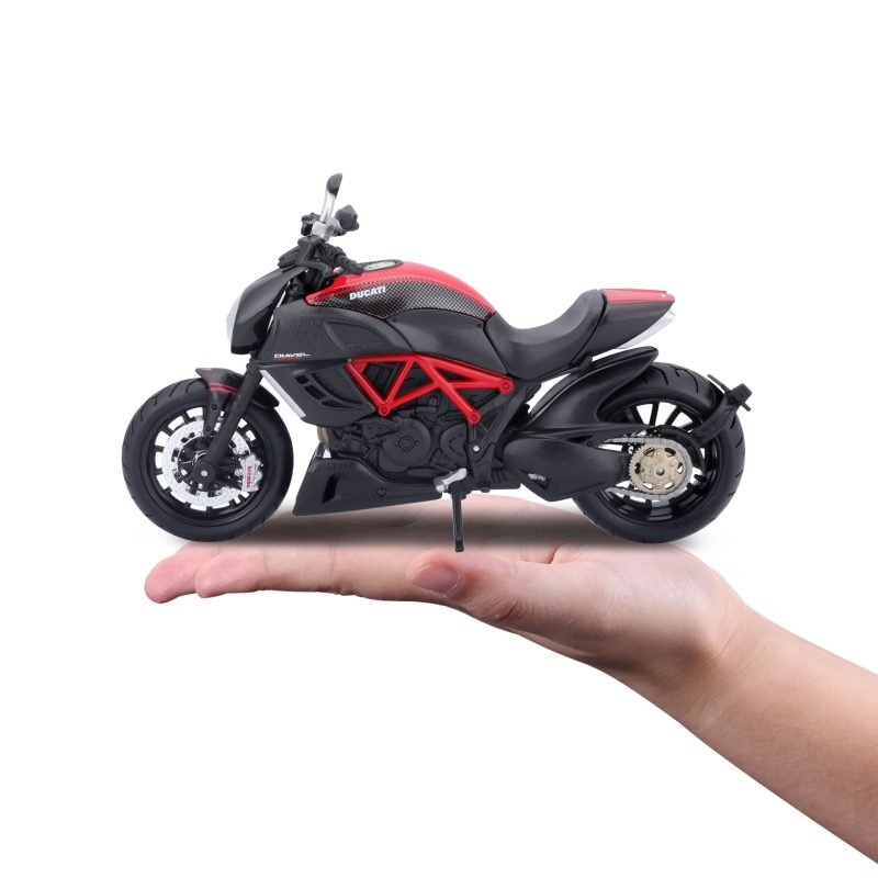 Moto Ducati Diavel Carbon a Escala 1:12 color negro/rojo - Image 4