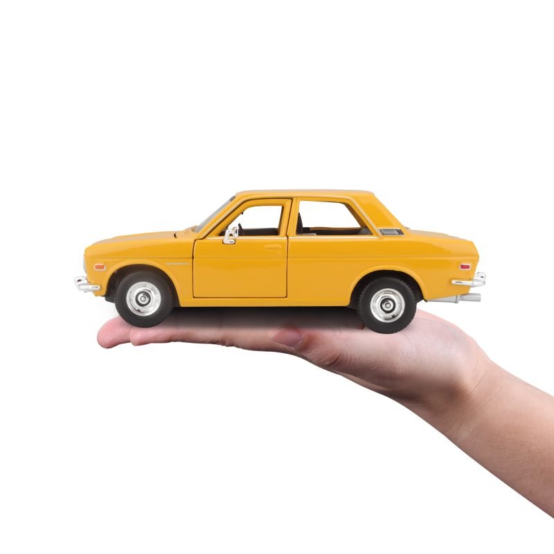 Auto Datsun 510 1971 a Escala 1:24 color amarillo - Image 5