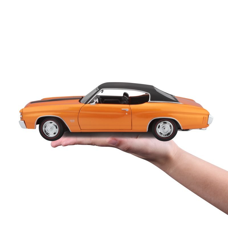 Auto Chevrolet Chevelle SS 454 Cpe 1971 a Escala 1:18 color naranja - Image 5