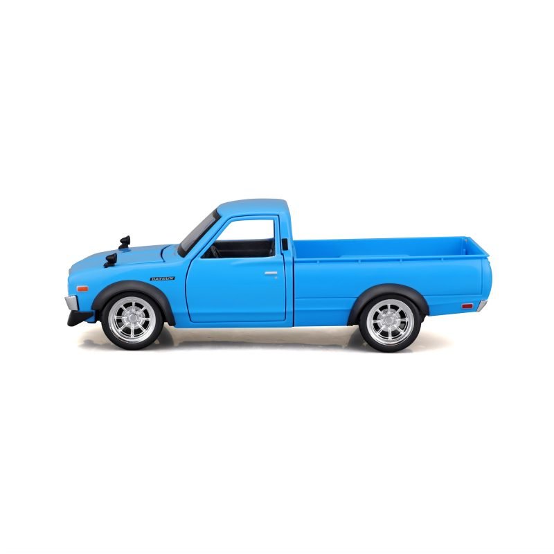 Camioneta Maisto Datsun 620 Pick-up 1973 a Escala 1:24 color azul - Image 3