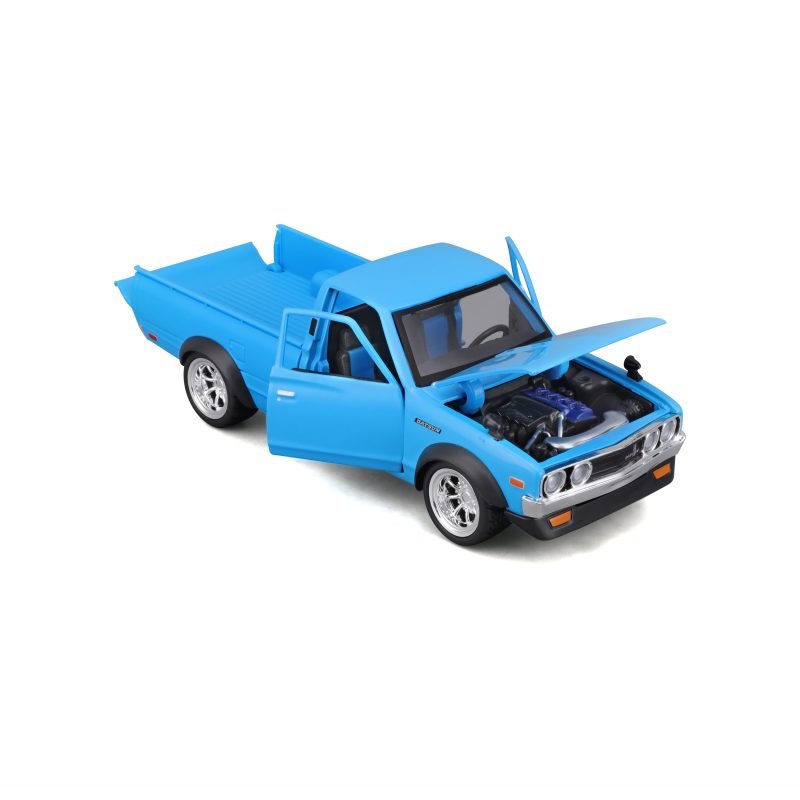 Camioneta Maisto Datsun 620 Pick-up 1973 a Escala 1:24 color azul - Image 2