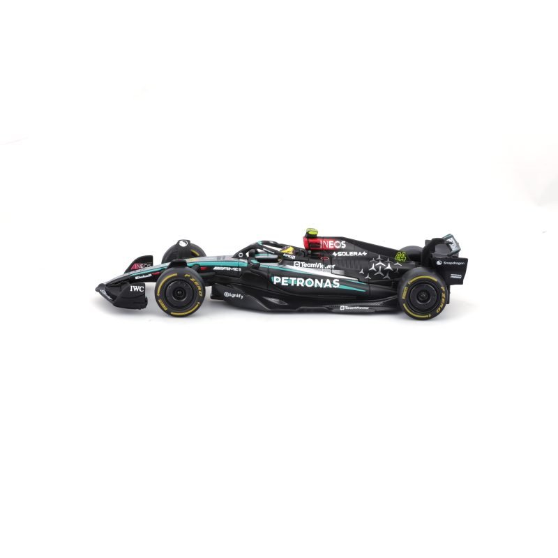 Auto Bburago F1 Race Mercedes Amg F1 W15 a Escala 1:43 con Casco - Hamilton #44 - Image 3