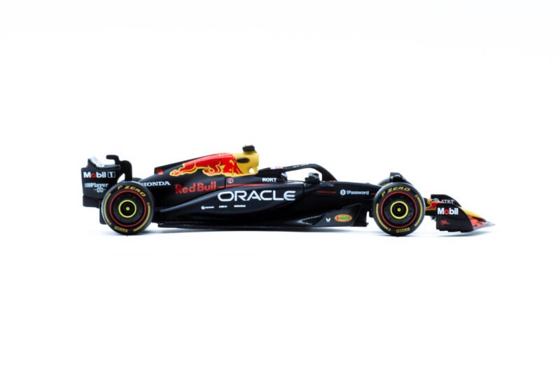 Race Oracle Red Bull RB21 2025 con casco Max Verstappen #1 - Image 2