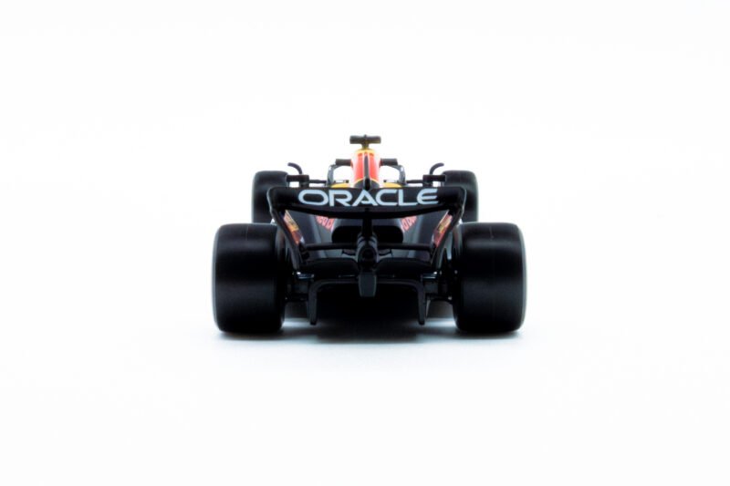Race Oracle Red Bull RB21 2025 con casco Max Verstappen #1 - Image 4
