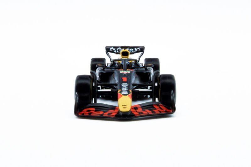 Race Oracle Red Bull RB21 2025 con casco Max Verstappen #1 - Image 3