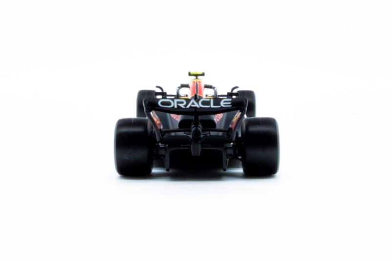 Race Oracle Red Bull RB21 2025 con casco Tsunoda #22 - Image 4