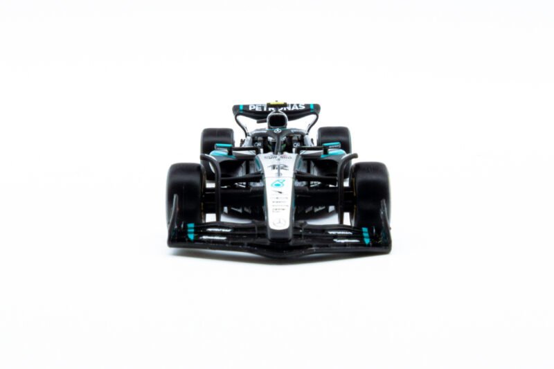 Race Mercedes-AMG W16 2025 con casco Antonelli #12 - Image 3