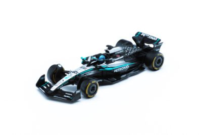 Race Mercedes-AMG W16 2025 con casco Russell #63