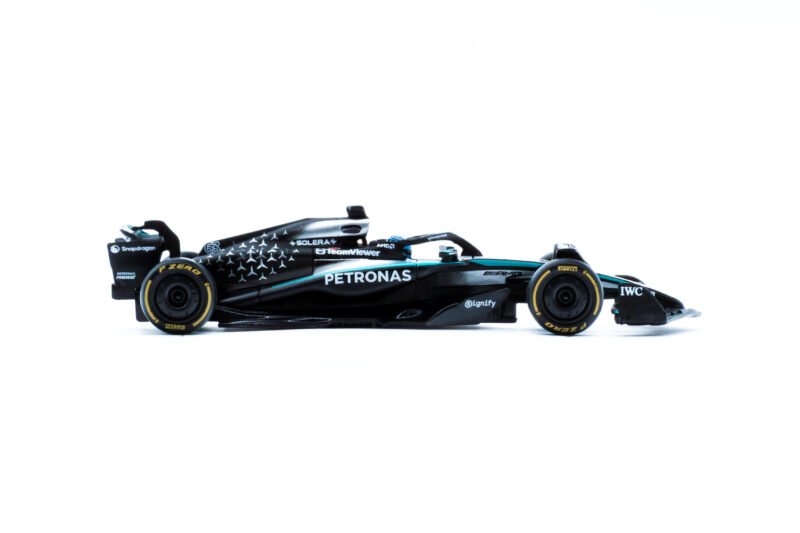 Race Mercedes-AMG W16 2025 con casco Russell #63 - Image 2
