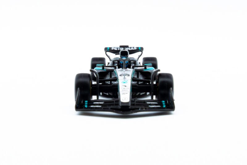 Race Mercedes-AMG W16 2025 con casco Russell #63 - Image 3