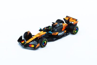 Race McLaren MCL39 2025 con casco Piastri #81