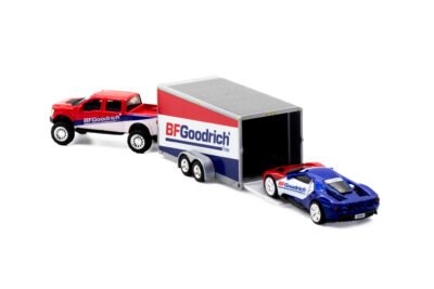 Ford F-150 con remolque y Ford GT a escala 1:64