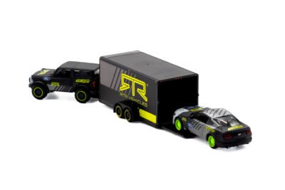 Ford Bronco con remolque y Ford Mustang GT a escala 1:64