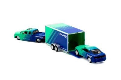 Ford F-150 con remolque y Ford Mustang GT a escala 1:64